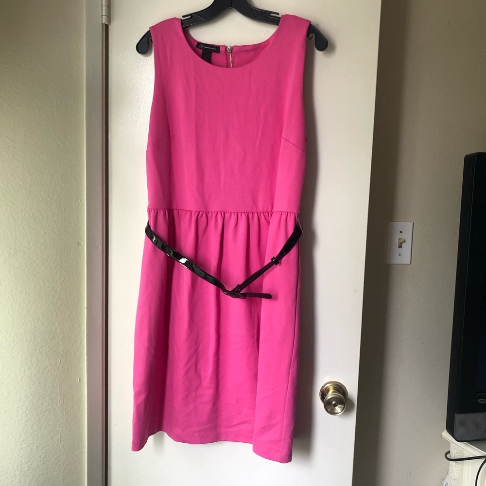 Sleeveless dress with belt